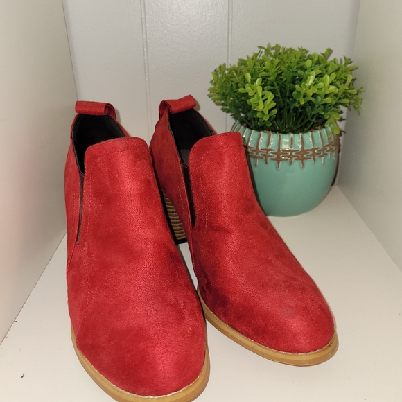 Jolimall Shoes - Jolimall chunky round heel Red Faux Suede Ankle Boots sz 9